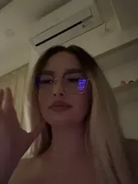 mollyxxx webcam model stream image