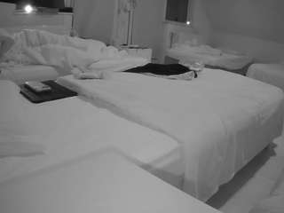 voyeurcam-julmodels-bed-2 webcam model stream image
