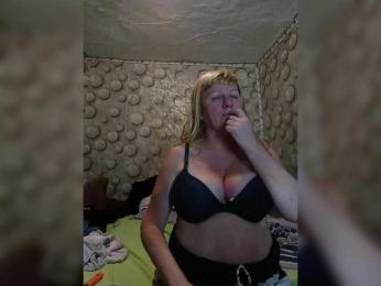 FameLara webcam model stream image