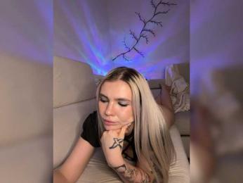 EmmaGoodGirl webcam model stream image