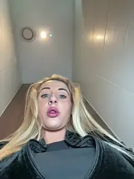 Strongqueen webcam model stream image