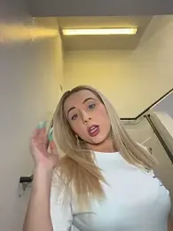 Strongqueen webcam model stream image