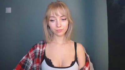 LuciaAdorable webcam model stream image