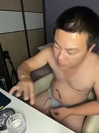 YoY-man webcam model stream image