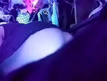 gurlnips webcam model stream image