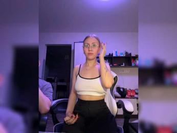 Durnaya_kis webcam model stream image