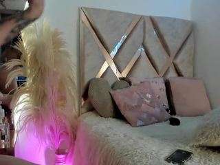 dana-curly webcam model stream image