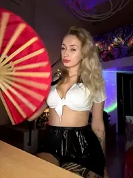 _Kiss_me_hard_ stripchat stream image